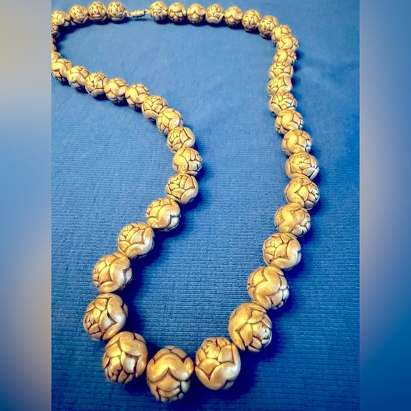 Rosette Beaded Pearls Necklace - Picture 3 of 11